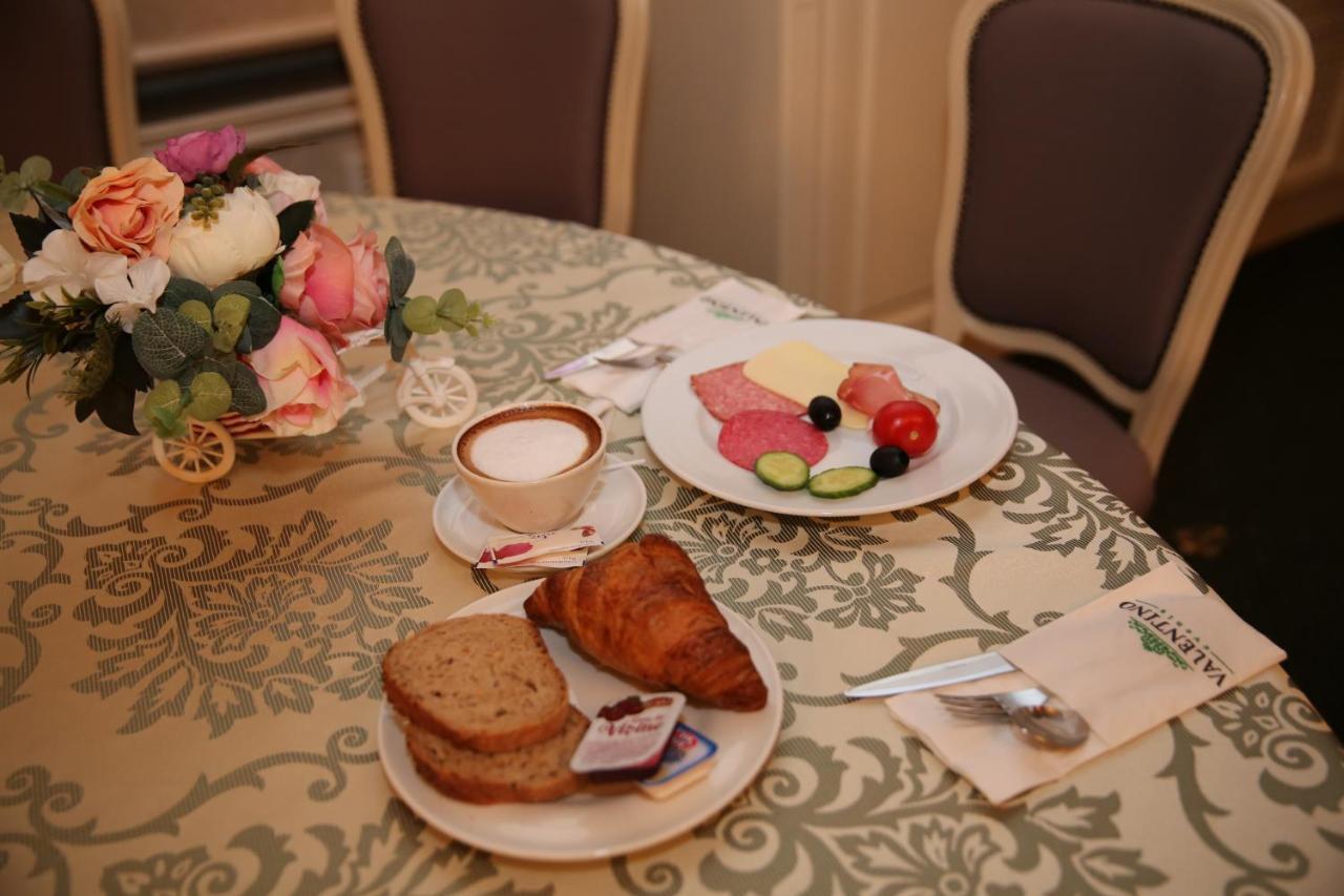 Valentino Rooms Focşani Buitenkant foto